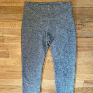 Old Navy Active Go-Dry women’s gray capri leggings.